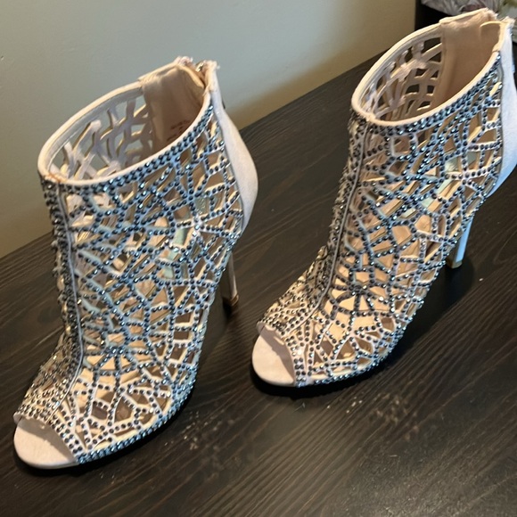 Fabulous Betsey Johnson cream with gunmetal bling caged peep toe 4” bootie. - Picture 5 of 16